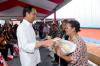 Jokowi Bagikan Beras dan Janjikan Bantuan El Nino Rp400 Ribu ke Warga NTT. (Foto: MNC Media)