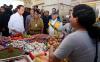 Presiden Jokowi mengunjungi Pasar Oebobo, Kota Kupang, Provinsi Nusa Tenggara Timur. Dalam kunjungannya, Jokowi mengecek harga bawang merah. (Setkab)