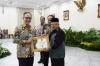 OJK Raih Predikat Badan Publik Informatif Terbaik 2023. Foto: dok. OJK.