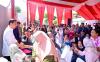 Presiden Jokowi menyerahkan Bantuan Langsung Tunai (BLT) El Nino kepada sejumlah penerima manfaat di Kantor Pos Genteng (Setkab)