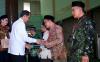 Presiden Jokowi menyerahkan 1.000 sertifikat tanah wakaf kepada warga di Sidoarjo, Jawa Timur. (Setkab)