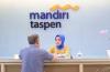 Nasabah sedang bertransaksi dengan teller di salah satu kantor Bank Mandiri Taspen (ilustrasi). (Foto: Arsip)