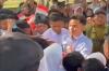 Sapa Warga sebelum Tinggalkan Akmil Magelang, Wapres Gibran Bagikan Susu dan Buku ( Foto : MNC Media)