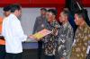 Jokowi Beri Bantuan Gagal Panen, Harap Petani Segera Tanam Padi. (Foto: MNC Media)