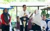 Jokowi Acungkan Jempol Untuk Produk Ibu Sri, Nasabah PNM Mekaar. (Foto: MNC Media)