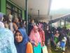 Harga Beras Makin Mahal, Warga Rela Antre Berdesakan demi Bantuan Pangan. (Foto: Ferry Bangkit/MNC Media)