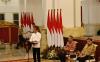Presiden Joko Widodo memberikan jaminan kesehatan untuk Menteri Purna Tugas. (MNC Media)