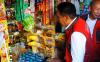 Pj Wali Kota Malang Wahyu Hidayat cek harga gula dan kebutuhan pokok lain di pasar (Avirista/MPI)