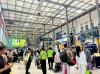H-1 Lebaran, Stasiun Pasar Senen Masih Ramai Pemudik. (Foto Jonathan S/MPI)