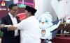Presiden terpilih Prabowo Subianto (kanan) berbincang-bincang dengan Anies Baswedan saat mengikuti kompetisi Pilpres 2024, beberapa bulan silam. (Foto: Arsip)