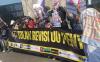Jurnalis dan mahasiswa menggelar aksi damai penolakan Rancangan Undang-Undang Penyiaran di depan Gedung DPR. (Ari Sandita/MPI)