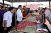 Kunjungi Pasar Bukit Sulap Lubuklinggau, Jokowi Cek Harga Bahan Pangan. (Foto: Dok. Biro Pers Setpres)