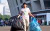 Bank Mandiri mengajak suporter  Timnas Indonesia melakukan bersih-bersih sampah di sekitar GBK.