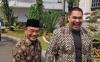Menpora Dito Ariotedjo berkelakar dengan Menko PMK Muhadjir Effendy. (Riyan Rizki Roshali/MPI)