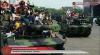 Momen Warga Antusias Tunggangi Tank di Parade HUT TNI (foto mnc media)