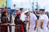 Para penari tradisional menyambut kedatangan prajurit Angkatan Laut Rusia di Pelabuhan Tanjung Perak, Surabaya, Minggu (3/11/2024). (Foto: Dok. TNI AL)