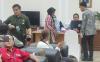 Seorang Ibu bernama Santi, asal Bogor menangis di Pos Pengaduan Lapor Mas Wapres di Istana Wapres.