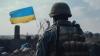 Seorang prajurit Ukraina berada di medan pertempuran dengan bendera nasional Ukraina berkibar di depannya (ilustrasi). (Foto: Pixabay)
