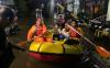 Banjir menerjang dua perumahan di Bekasi, Jawa Barat. Akibatnya, beberapa warga dievakuasi oleh Tim BPBD menggunakan perahu karet.