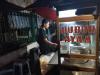 Tukang bubur ayam sudah menggunakan layanan QRIS BRI untuk mempermudah transaksi pembayaran. (foto: Ibnu/IDXChannel)