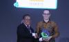 COO sekaligus Pemimpin Redaksi IDXChannel Masirom, menyerahkan plakat Anugerah ESG 2025 ke Harita Nickel (IDXChannel)