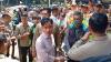 Momen Gibran Bagi-Bagi Sembako ke Warga hingga Pengemudi Ojol di Gondangdia. (Foto Refi Sandi/IMG)