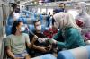 Peringati Hari Kartini, KAI Bagikan Bunga kepada Penumpang