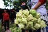 Penjual Ketupat Kebanjiran Order di Palmerah