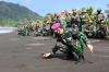 Lestarikan Alam, Marinir TNI Angkatan Laut dan Marinir Amerika Lepas Penyu ke Laut