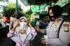 Tekan Penyebaran Covid-19, Polisi Bagikan Masker di Pasar PAL Depok