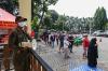 Potret Antrean Warga Cairkan BLT Covid-19
