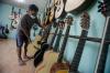 Melihat Bengkel Gitar Rumahan di Pasar Minggu