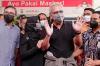 Musisi Iwan Fals Dampingi Istri Laporkan Kasus Dugaan Pencemaran Nama Baik