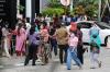 Penghuni Apartemen dan Pekerja Berhamburan Keluar Gedung Akibat Gempa