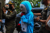 Petugas Razia Badut Boneka Lampu Merah di Palembang