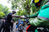 Aksi Solidaritas Outsider SID Bagikan Makanan dan Masker Jelang Sidang Pledoi Jerinx