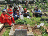 Jelang Bulan Ramadhan, TPU Karet Bivak Dipadati Peziarah