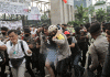 Ade Armando Dihajar dan Celana Dilucuti Massa Demo 11 April di Kawasan DPR