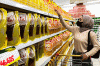 Harga Minyak Goreng Kemasan di Supermarket Turun