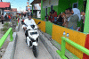 Momen Presiden Jokowi dan Ibu Iriana Berboncengan Naik Motor Listrik di Kampung Mola