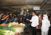Presiden Jokowi dan Ibu Iriana Bagikan Bansos dan Belanja Buah di Pasar Petisah