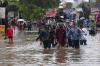 Warga Manfaatkan Jasa Gerobak untuk Lewati Banjir di Kota Tangerang