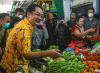 Wamendag Jerry Sambuaga Cek Harga Kebutuhan Pokok di Pasar Jatingaleh Semarang