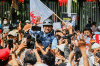 Senyum Anies Baswedan saat Disambut Warga di Balai Kota Jakarta