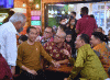 Nikmati Malam di Medan, Presiden Jokowi Makan Durian Bersama Pemred