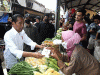 Presiden Jokowi Cek Harga Kebutuhan Pokok di Pasar Sambonggede Tuban