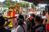 Meski Hujan, Warga Tetap Bertahan Saksikan Karnaval Budaya HUT Palembang