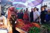 Mendag Zulkifli Hasan Tinjau Harga Bahan Pokok di Pasar Seketeng Sumbawa