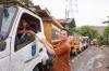Sambangi TPA Cipayung, Bank Sampoerna Bagikan Paket Buka Puasa kepada Sopir dan Pekerja