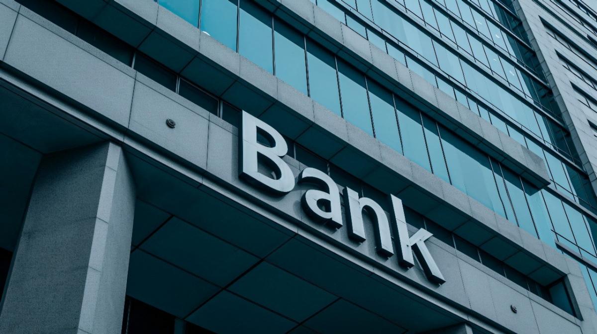 Saham Bank Besar Menguat usai BI Kerek Suku Bunga 50 Bps